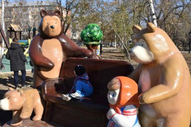 В Индустриальном районе Хабаровска открыли "Сквер русских сказок"